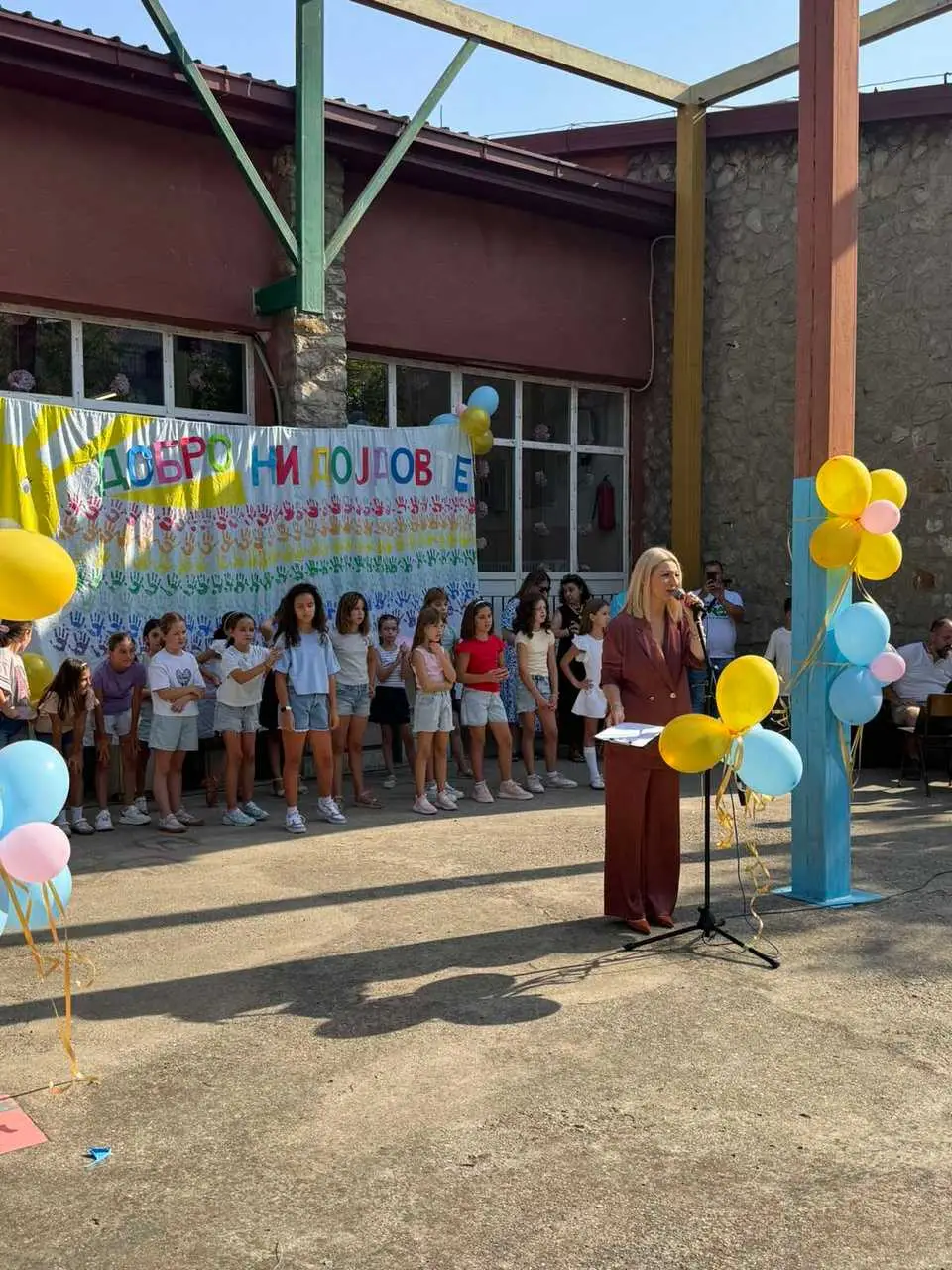 Добредојдовте, првачиња! Среќен и успешен прв училишен ден!