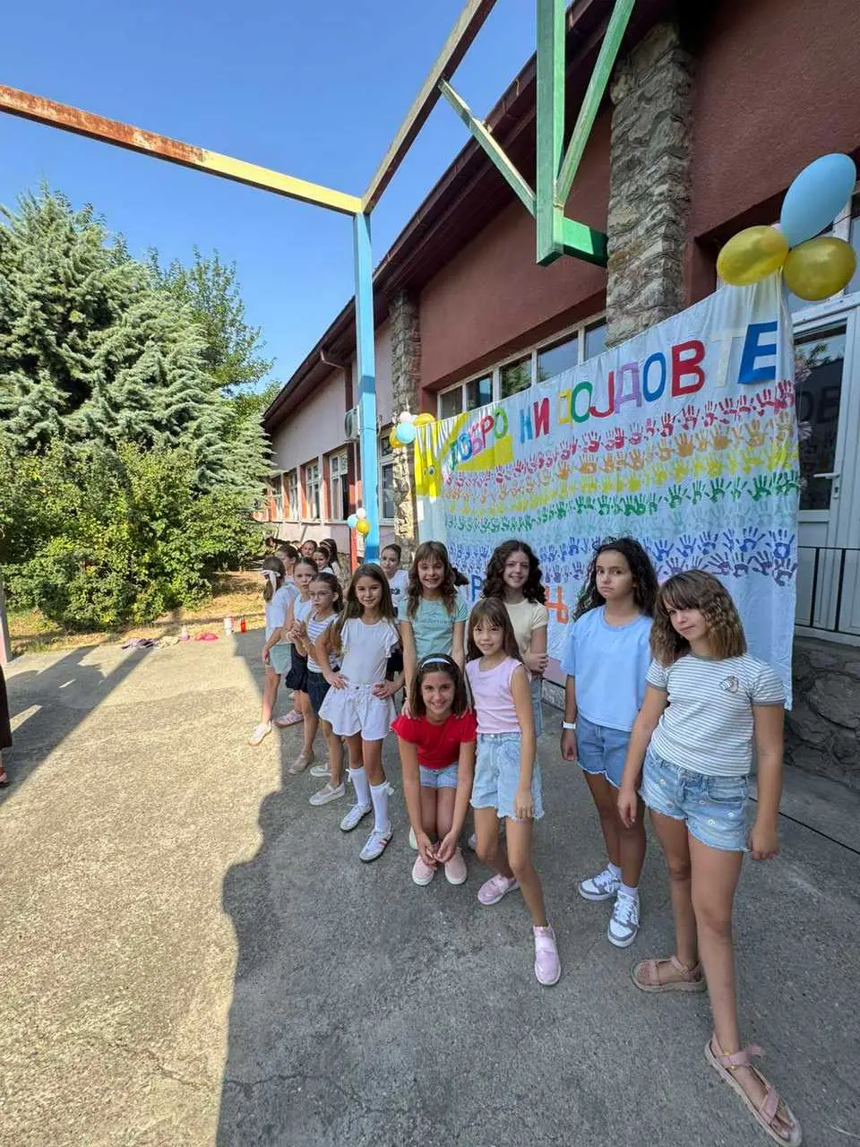Добредојдовте, првачиња! Среќен и успешен прв училишен ден!